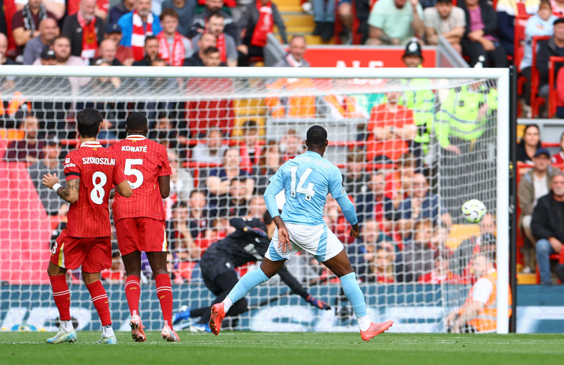 Hudson-Odoi ghi bàn đẹp vào lưới Liverpool